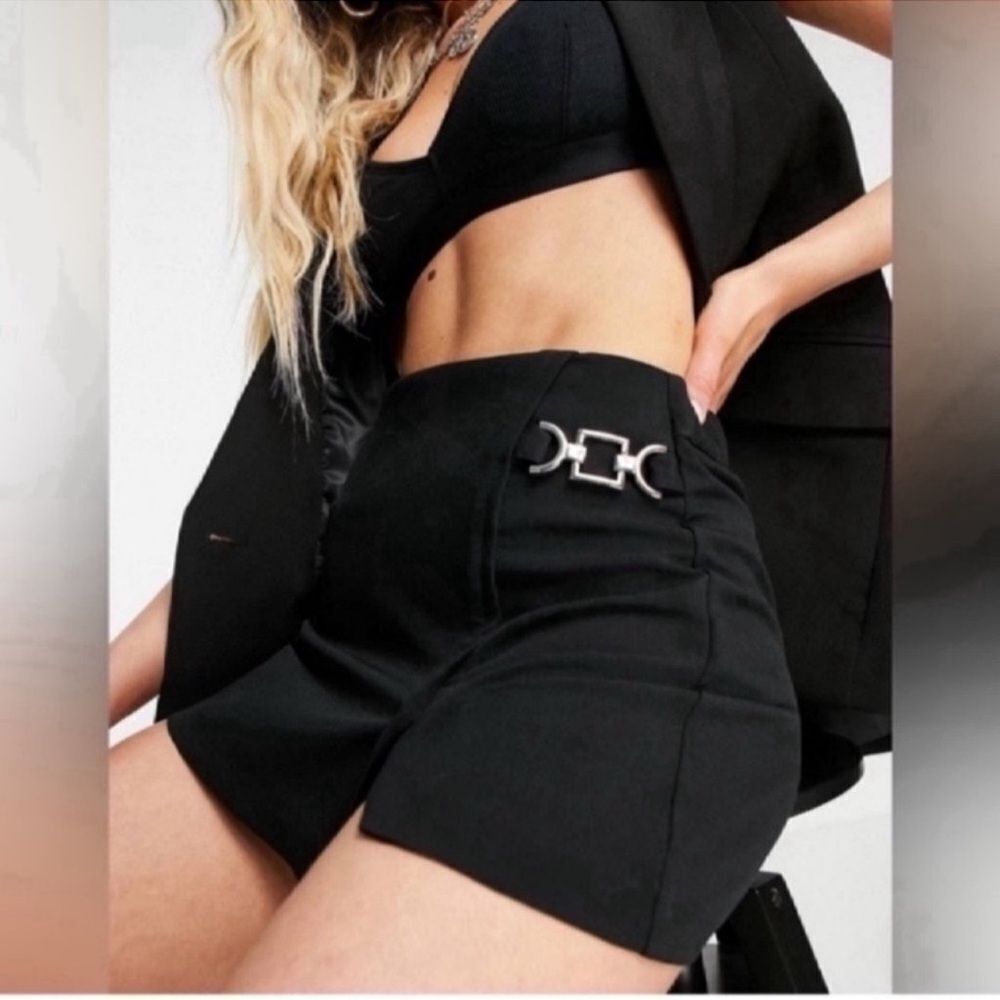 NWT Bershka buckle detail skort in black Size Small